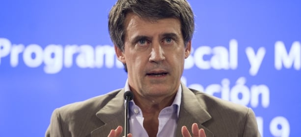 Prat Gay/Kicillof: El déficit fiscal ronda el 7% del PBI. Este número fue mencionado por Prat Gay. Sin embargo, este último, lo habría modificado.Sin embargo, no hace mucho, el ex-ministro Kiciloff explicaba en una nota que eso era mentira y que había sido calculado de forma errónea a fin de dar un número mayor. Según Kiciloff, el déficit rondaba el 2,3% y menciona que ese número era calculado de acuerdo a como se hace normalmente por otros países. ¿Podrían chequear, de forma objetiva, quien dice la verdad?