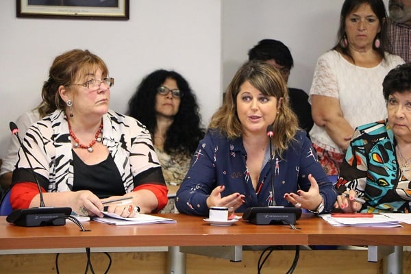 Carolina Gaillard: “Debemos fortalecer la producción pública de medicamentos para evitar estos abusos por parte de los laboratorios que actúan de manera cartelizada en el mercado, perjudicando a la población y al Estado con precios sobredimensionados”.