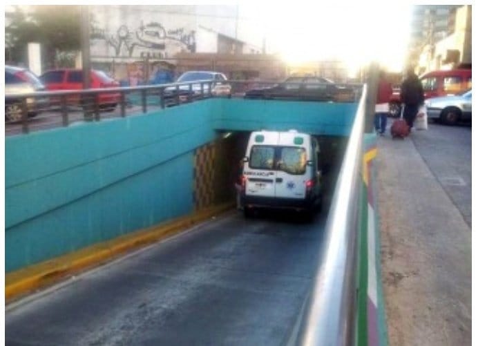 Es verdadero que las ambulancias no pasan por el viaducto de Ceretti en Villa Urquiza, pero hay tres próximos donde sí transitan