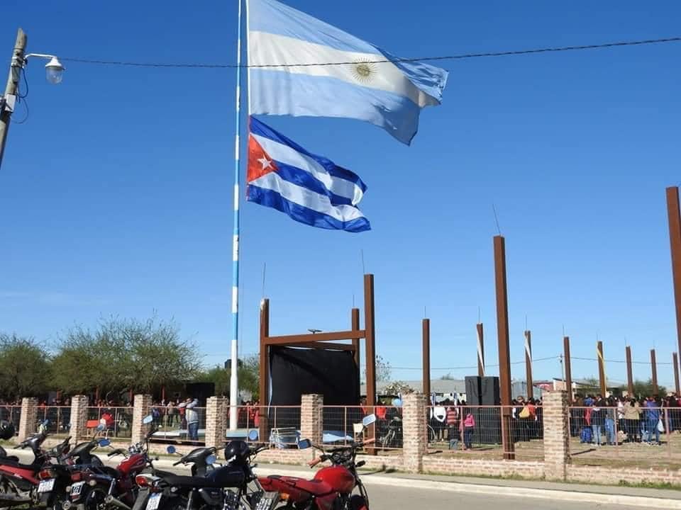 Sí, hubo un acto escolar en Chaco donde se izó la bandera de la Argentina junto a la de Cuba