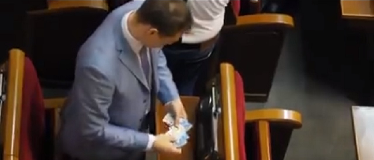 No, el video que muestra a un hombre fichando por muchos legisladores no es del Congreso argentino; es en Ucrania