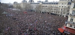 No, la foto de la manifestación en Francia no fue contra la suba de la nafta y no es actual, es de 2015