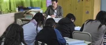 Pruebas PISA: sólo 1 de cada 100 estudiantes argentinos alcanzó el nivel más alto en Lectura, que logra distinguir datos de opiniones