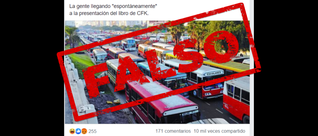 No, la foto de los colectivos estacionados no es del día de la presentación del libro de CFK
