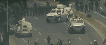 Es verdadero el video de los tanques militares que atropellan manifestantes en Venezuela