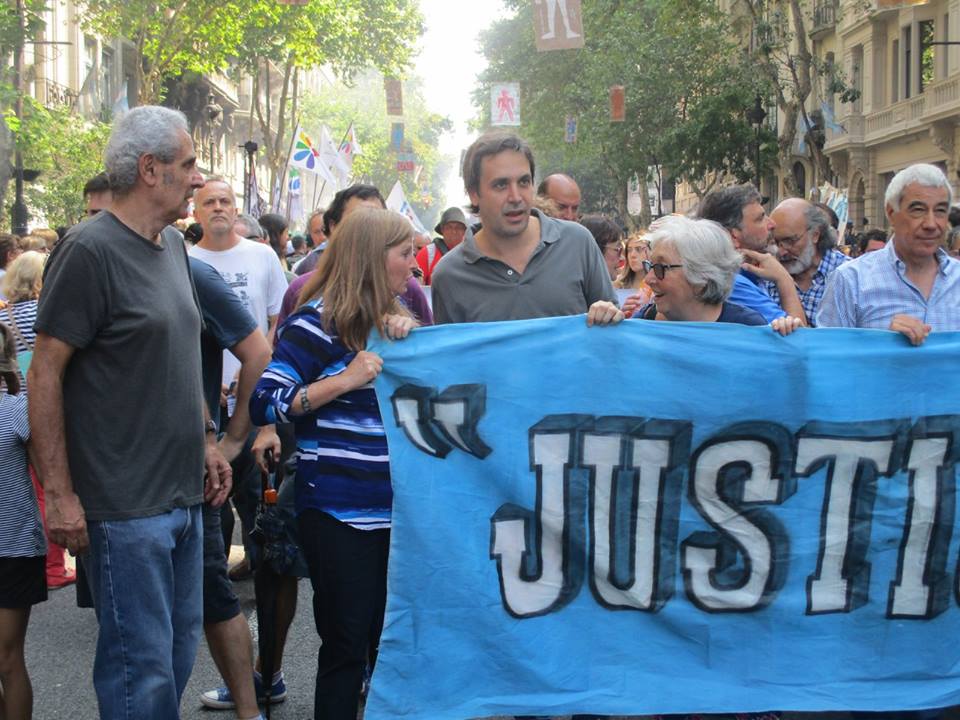 Es falsa la foto del juez Ramos Padilla con un cartel que dice “Todos contra Stornelli”