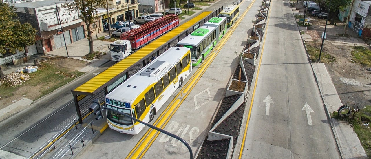 Inauguraron nuevo Metrobús en Quilmes, aunque antes no toda la avenida Calchaquí era de barro, como da a entender un tuit de Cambiemos