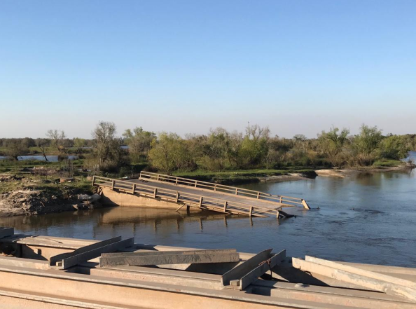 No, este puente en Corrientes no se cayó a un año de su inauguración sino medio siglo después