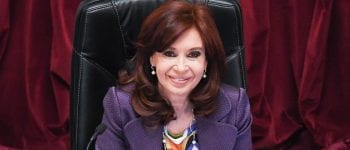 CFK: “Macri tuvo que reestablecer el denominado ‘cepo’ cambiario pero con una restricción mucho mayor: sólo podían comprarse para ahorro US$ 200 por mes -menos del 10% de aquellos tan cuestionados US$ 2.500-”