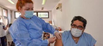 En la Argentina, 6 de cada mil personas recibieron al menos una dosis de la vacuna contra el COVID-19: qué pasa en el resto del mundo