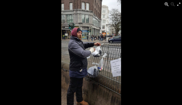 Es verdadero que en Alemania cuelgan bolsas con comida en la calle para las personas sin hogar