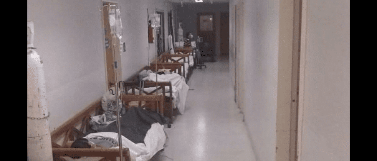 Qué se puede decir de la foto viral donde se ve un pasillo con camas ocupadas por pacientes