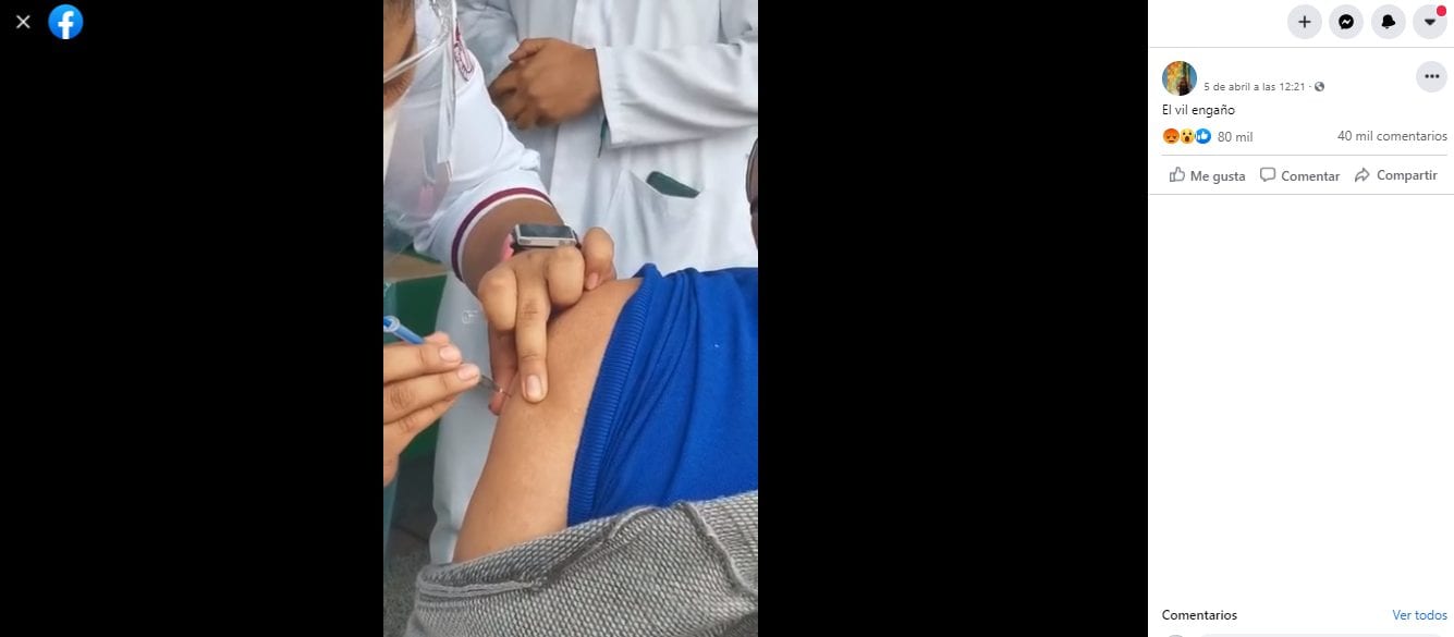 Es verdad que no le inyectaron la vacuna al hombre que aparece en este video, pero se trató de un error y luego sí lo hicieron