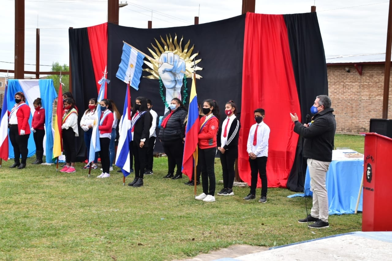 Es verdadero que hubo banderas de Cuba y Venezuela en un acto escolar en Chaco, pero la imagen está recortada y oculta las de otros países