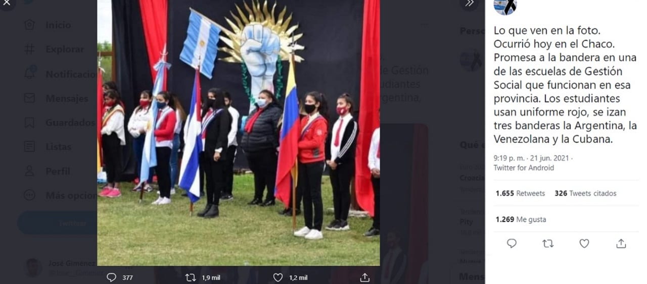 Es verdadero que hubo banderas de Cuba y Venezuela en un acto escolar en Chaco, pero la imagen está recortada y oculta las de otros países