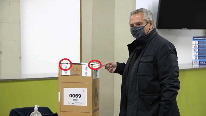 Son verdaderas las fotos del Presidente votando en una urna con una faja de seguridad cortada y la Justicia investiga
