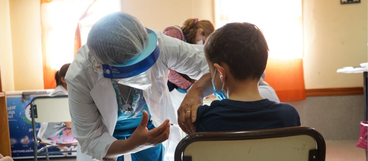 Las desinformaciones más comunes sobre la vacunación en niños y adolescentes que circulan en la región