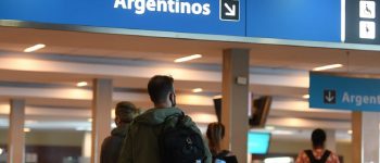 Los argentinos y residentes con esquema de vacunación completo ya no tendrán que testearse para ingresar al país