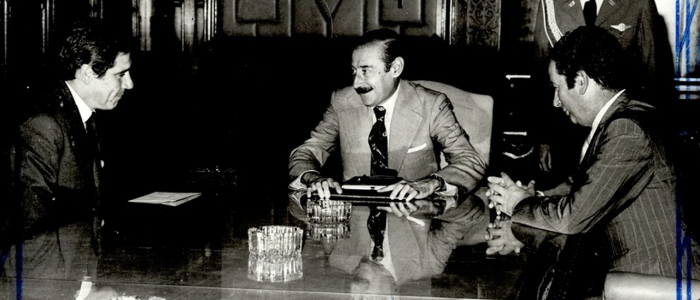 Es falsa la imagen de la reunión de CFK con Videla y Julio Grondona durante la última dictadura militar