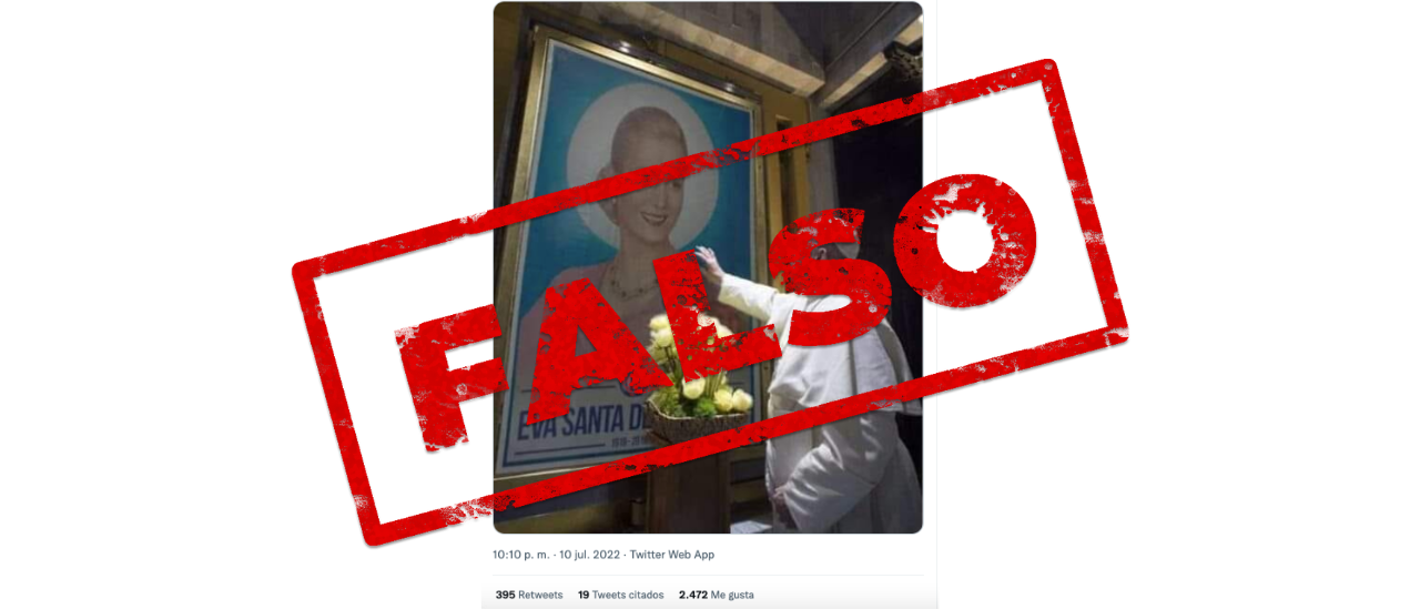 No, la imagen del cuadro que aparece venerando el Papa no es de Eva Perón sino de la Virgen de Guadalupe