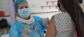Cómo un fallo de la Justicia uruguaya es utilizado por los antivacunas para sembrar dudas sobre la vacuna COVID-19
