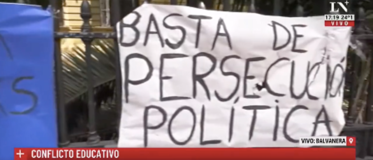 Es verdadero que el periodista Pablo Rossi quiso corregir un cartel de la toma del colegio Mariano Acosta, que estaba bien escrito