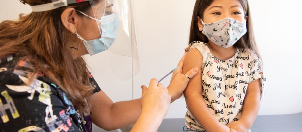 Por qué niñas y niños deben recibir una dosis adicional de las vacunas contra la polio y contra el sarampión, la rubéola y las paperas