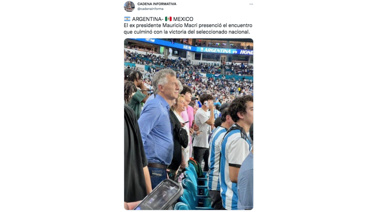 Es verdadero que Macri fue al partido frente a México, pero la foto que circula es vieja