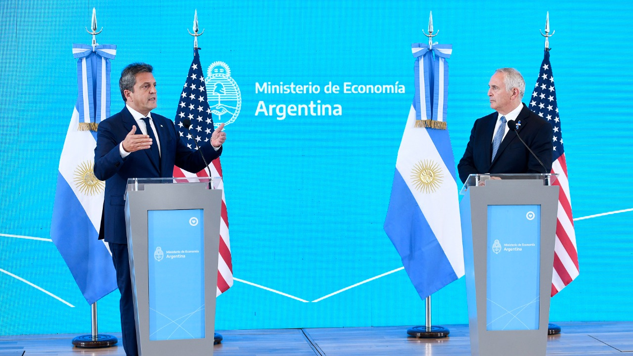 Claves para entender el acuerdo de intercambio de información financiera  que firmó la Argentina con . - Chequeado