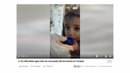 Es verdadero el video en que aparece un niño bebiendo agua entre los escombros del terremoto de Turquía y Siria
