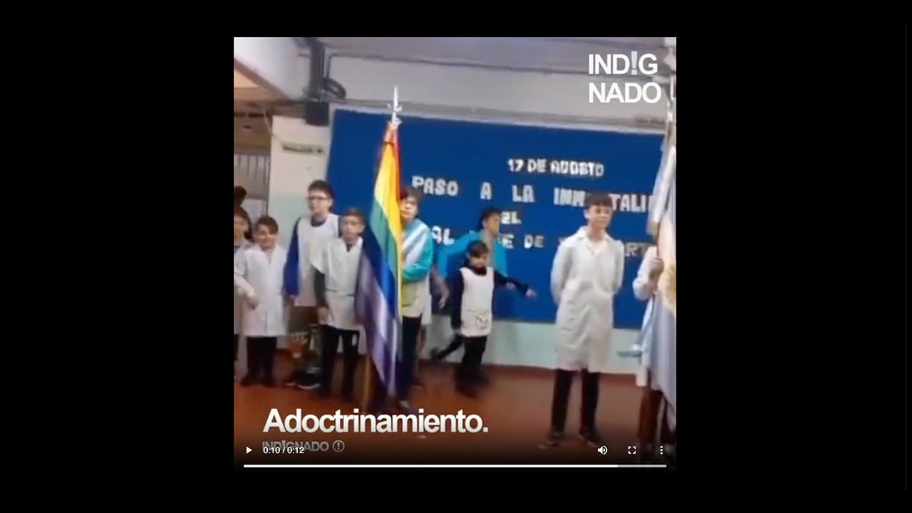 Es falso que se utilizó una bandera del orgullo LGBTQ en un acto por el 17 de agosto en una escuela pública