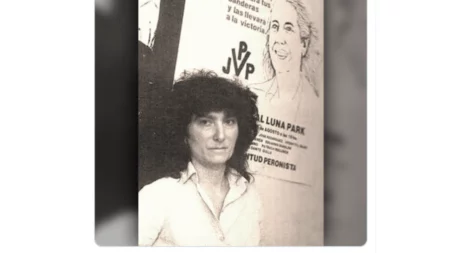 No, la persona de la foto con un cartel de la Juventud Peronista no es Javier Milei sino Patricia Bullrich