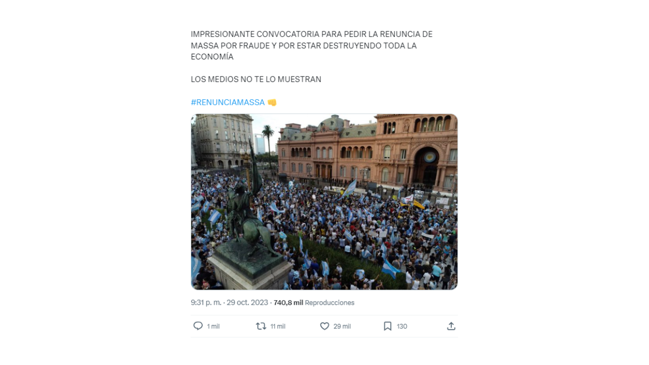 No, esta imagen de una protesta frente a la Casa Rosada no es actual; fue tomada en 2021