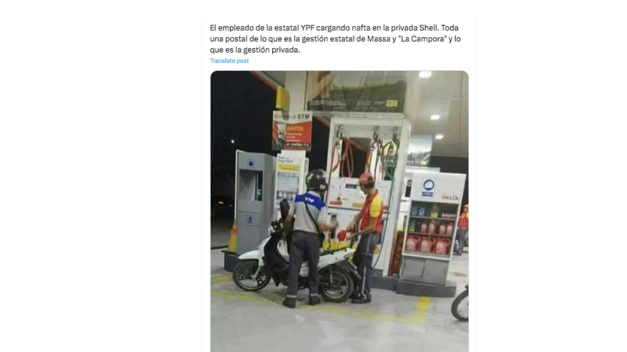No, la imagen de un playero de YPF cargando nafta en una Shell no es actual