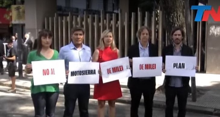 Es falsa la foto que muestra a 5 diputados del Frente de Izquierda con carteles que forman una frase incoherente en contra de Javier Milei