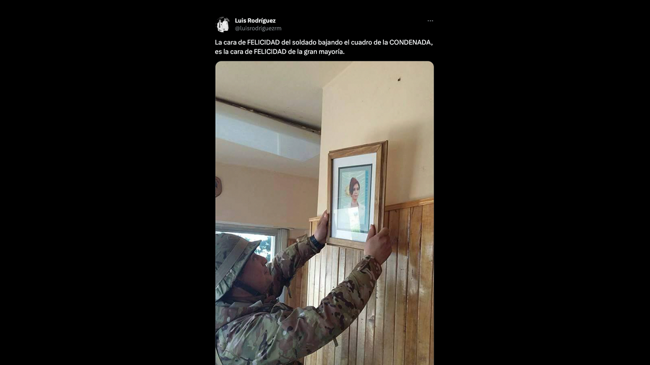 No, no es actual la imagen de un integrante del Ejército “bajando un cuadro” de Cristina Fernández de Kirchner: circula desde 2015