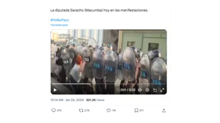 No, la mujer que aparece en un video golpeando escudos de policías no es la diputada Natalia Zaracho y no es actual