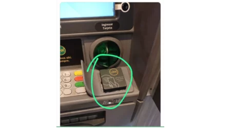 Estafas en cajeros automáticos: cómo funciona el dispositivo que roba dinero de la tarjeta de débito
