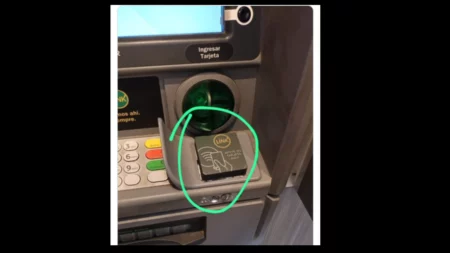 Estafas en cajeros automáticos: así funciona el dispositivo que roba dinero de la tarjeta de débito