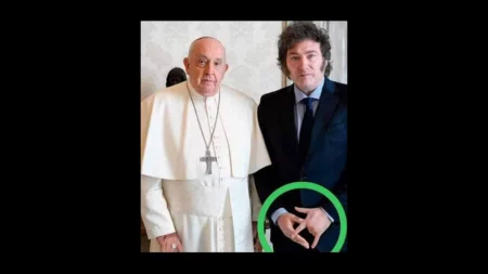 Es falso que Javier Milei hizo el gesto de “cuernos” en esta foto con el Papa Francisco