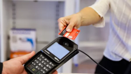 Estafas con tarjetas de crédito y débito: qué cambia a la hora de pagar en un comercio