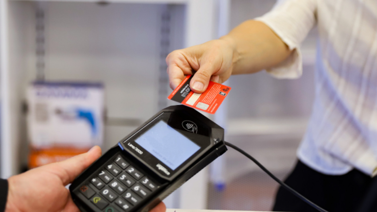 Estafas con tarjetas de crédito y débito: qué cambia a la hora de pagar en un comercio