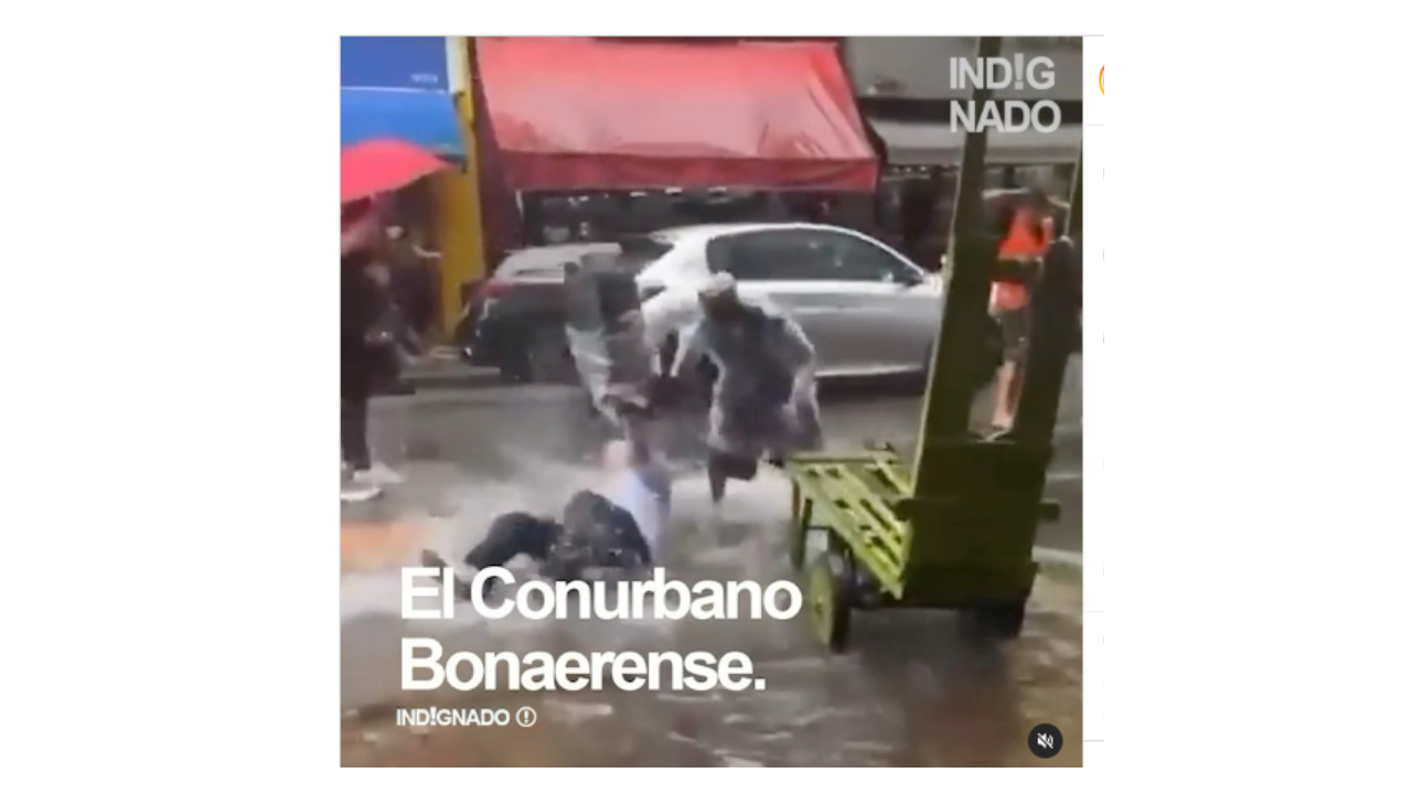 No, este video de un hombre que se cae en una calle inundada desde un carro no es en la Argentina, sino en Brasil