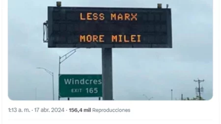 Es falso que este cartel vial en EE.UU. muestra un apoyo a Javier Milei con la frase: "Less Marx. More Milei"