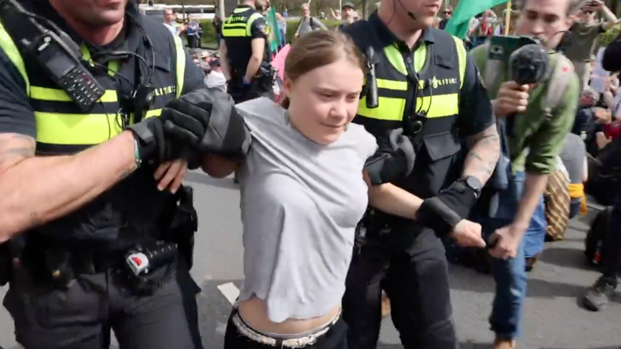 Es falsa esta foto de Greta Thunberg durante su arresto: la imagen está editada en la zona del pecho