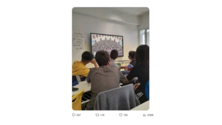 Es falsa esta foto de un grupo de alumnos que mira la votación de la Ley Bases en su hora libre
