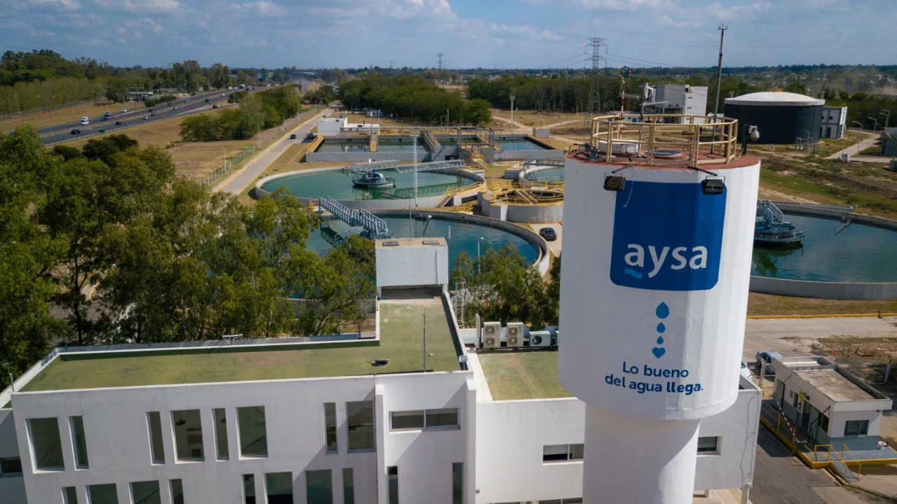 Las 5 claves sobre AySA, una de las empresas públicas que el proyecto de la Ley Bases permite privatizar