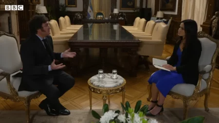 Tres chequeos al presidente Javier Milei en la entrevista con la BBC