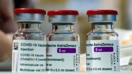 La vacuna COVID-19 de AstraZeneca y el riesgo de trombosis: se trata de un efecto secundario “muy raro” que se conoce desde abril de 2021