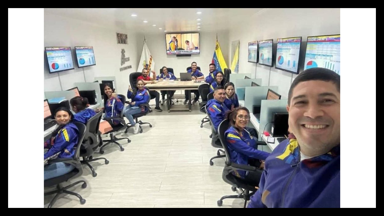 Elecciones en Venezuela: qué se sabe sobre la selfie de un supuesto funcionario electoral en lo que sería un centro de cómputos de votos